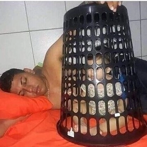 驚いたことに、この写真は虐待の論争を引き起こしそうになったが、すぐに沈静化した。