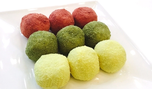 息子のお母さんが息子に何か持ってきてくれました。