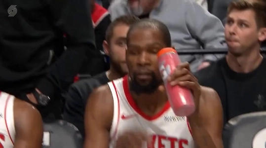 (SOUND)デュラントは怒りでバケツを投げる