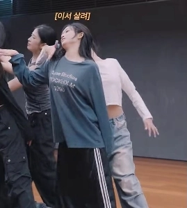 [アイブ] 練習中にイ・ソの胸と腹部を撫でるレイ