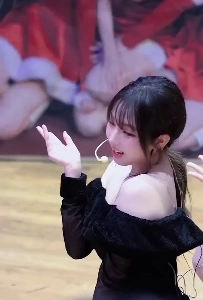 トリプルSコン・ユビン、チョン・ハヨン、わずかに弓状に曲がった黒いオフショルダー、完璧な胸の谷間