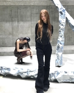 アイブ・レイ。赤いレースのガーターベルト太もも+スウェット骨盤