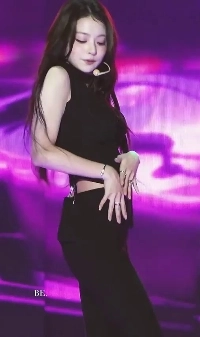 オールブラック fromis_nine イ・ナギョン スラックス 微妙なヒップライン – 短いスカート