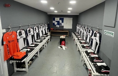 クフェル戦勝利後の6部マックルズフィールドFCのロッカールーム。