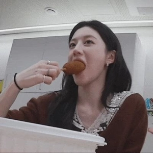 コ・ユンジョンはホットドッグをよく食べます(笑)。