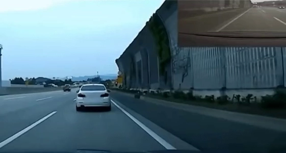 車のバックミラーを見るべき理由