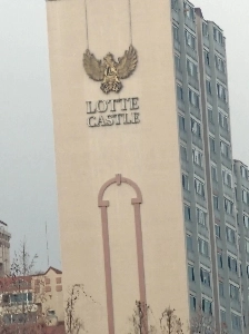 ジェイド城?一体なぜアパートの外壁に何かがあるのでしょうか？