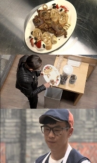 料理対決の最中、とても​​不快な光景だ。