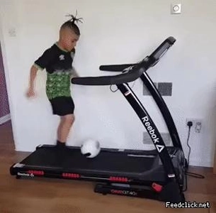 蜘蛛は人々を操ってサッカーをさせる