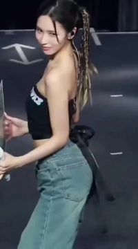 (SOUND)TWICEのミナ、大きく開いて座りながら驚くほど大きなお尻を弾ませる