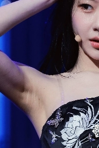 ITZY チェリョン 黒オフショルダー衣装 脇シワ 1枚 (超高画質)