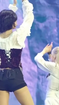 コルセット衣装を着て前かがみになったNmix Bayの引き締まったお尻