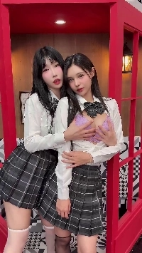 (SOUND)ソアン・ユン・ジニのスクールルック、スカートを上げてレースメッシュのパンティを見せる