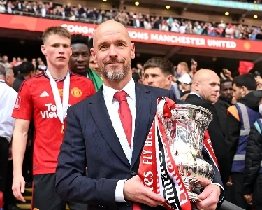 とにかく、優勝トロフィーを獲得したのはこの人です。彼は私たちにチャンピオンズリーグを送ってくれた人だ。