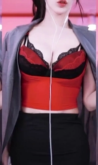 (SOUND)お父さんのスーツの下の赤いキャミソールランジェリー、ぎりぎりのトップ、Fカップの谷間