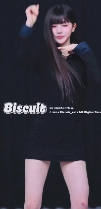 トリプルSクァク・ヨンジの黒いミニスカート、正面から見える太もも