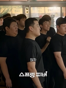 凶悪な暴力団が営業時間中に集団で襲撃した。