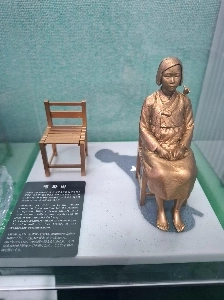 オフィスの机にいる女の子