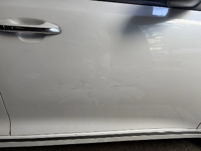 仕事から帰ってきたら、他の車が助手席ドアを擦ってしまいました。