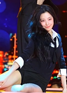 ペク・ジホン、可愛らしさとセクシーさを兼ね備えた短いスカート