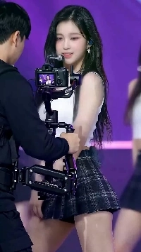 (SOUND)スカートとパンツが極端に短い女性アイドル