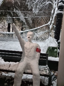 なんだか壊す必要がありそうな雪だるま