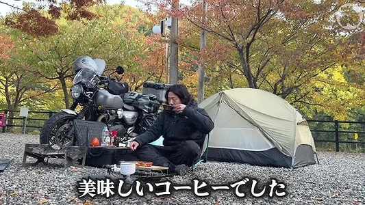 キャンプ場で韓国料理を食べる日本人