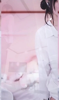 (SOUND)ボーイフレンドシャツがかろうじて隠れた白いホットパンツ、上部カメラが胸の谷間をカバー、下部カメラがお尻をカバー