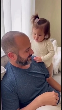 (SOUND)Sound On) 父親の頭がどこに行ったのか興味津々の娘