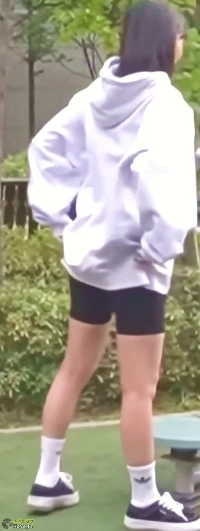 (SOUND)パーカーを着てバイカーパンツを履いたキム・チェウォンはかなり乱れているように見える