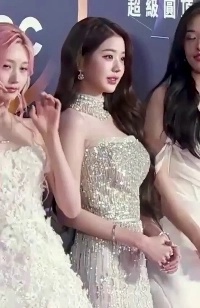 アイブ・チャン・ウォニョンのシルバードレスの美しさとボディ – ゴールデンディスク