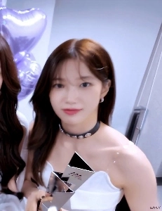 キム・チェウォン和葉、滑らかな肩のオフショルダー衣装 – AAA舞台裏